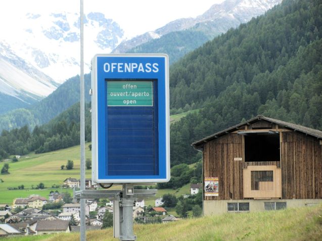 H28 Ofenpass near the Italian border in east Switzerland: Open (Offen, Ouvert, Aperto) as opposed to Closed (Geschlosssen, Ferme, Chiuso). Photo @DriveEurope.