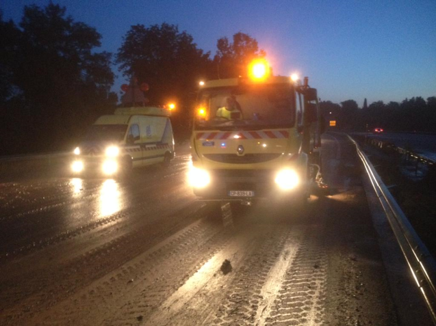 Clearing mud and debris from the A8 autoroute this morning. Photo @VinciAutoroutes