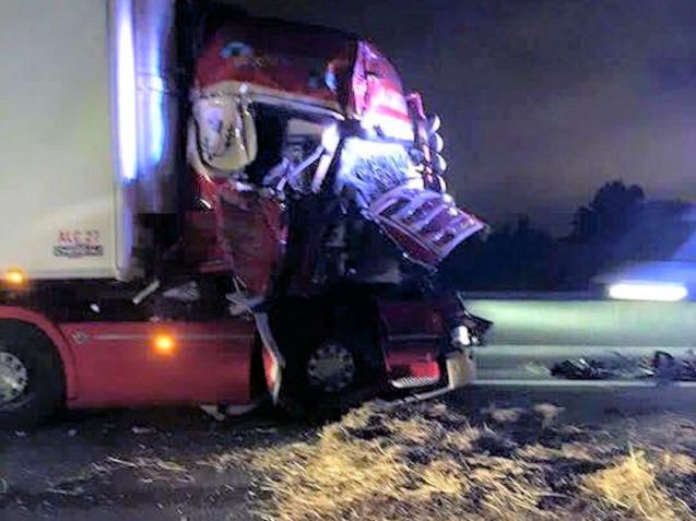 A second serious overnight crash on the Calais port road this week. Photo : Les Calaisiens en Colere